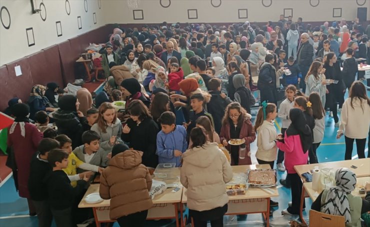 Gaziantep'te öğrenci ve veliler Filistin'e destek amacıyla kermes düzenledi