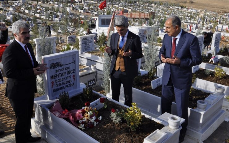 Malatya'da depremlerde hayatını kaybeden öğretmenlerin kabri ziyaret edildi