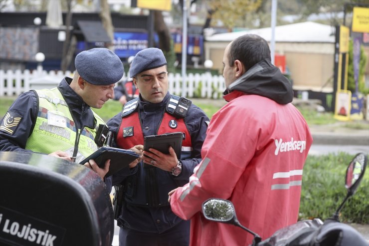 Sarıyer'de jandarma ekipleri, motosiklet sürücülerini denetledi