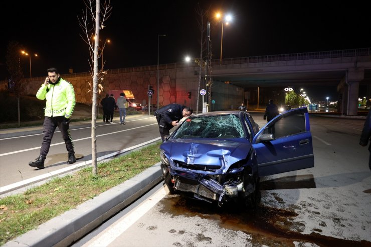 Sivas'ta köprü duvarına çarpan otomobilin sürücüsü yaralandı