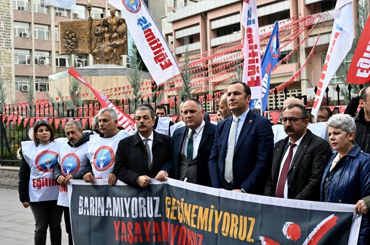 Eğitim-İş üyeleri 24 Kasım Öğretmenler Günü dolayısıyla MEB önünde bir araya geldi