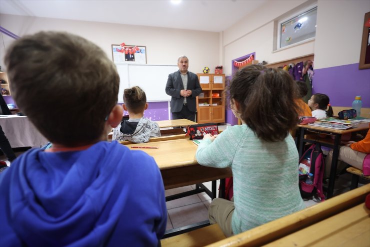 "Gönül gözüyle" gören Sabri öğretmen emekliliğine rağmen öğrencilerinden kopamadı