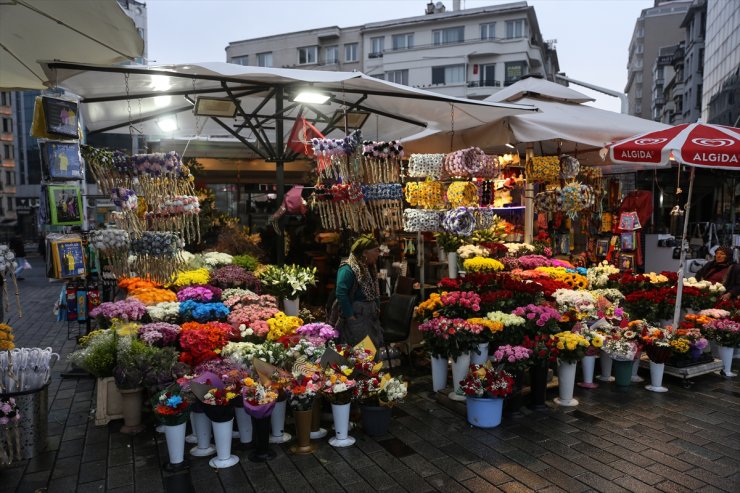 İstanbul'da çiçekçilerde "Öğretmenler Günü" yoğunluğu yaşanıyor