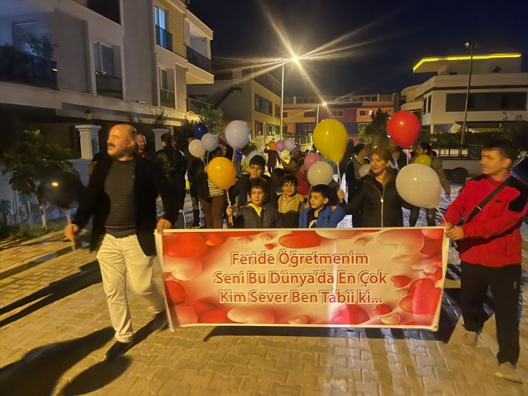 Öğrencilerinin desteğiyle kanseri yenen Feride öğretmene evinin önünde sürpriz kutlama