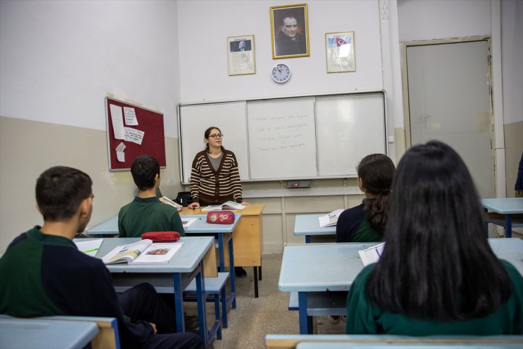 Okullarda temizlik görevlisiyken öğretmen oldu