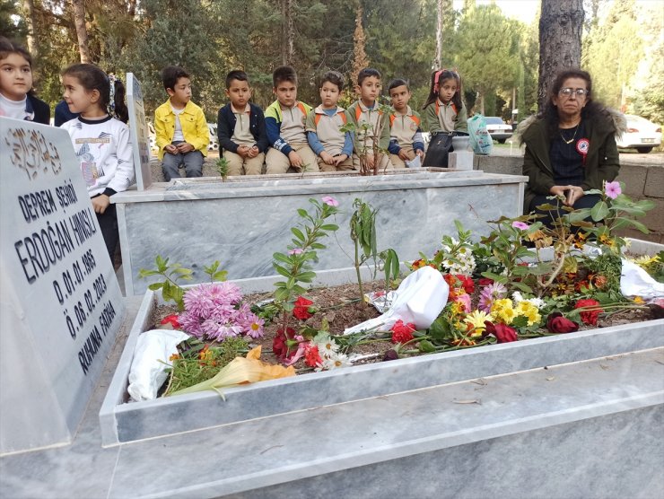 Osmaniye'de depremde ölen öğretmen mezarı başında anıldı