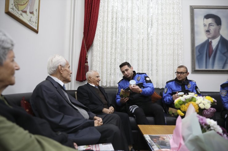 Polislerden öğretmenler huzurevine ziyaret