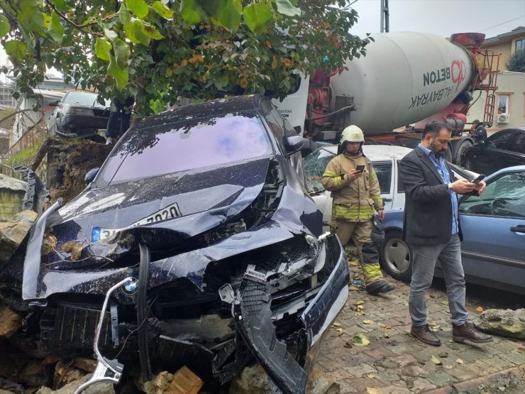 Üsküdar'da yokuştan kayan beton mikseri 7 araca zarar verdi