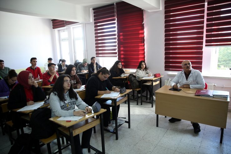 Yürüyerek gidemediği okul yolunda zorlukları aşıp öğretmen oldu