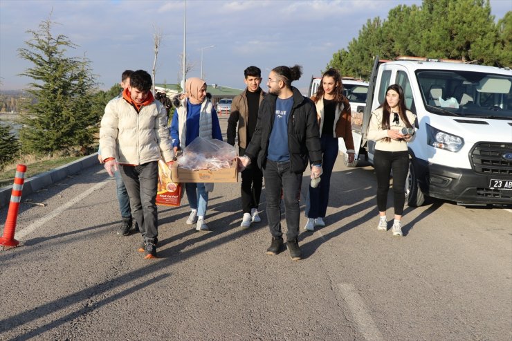 Elazığ'da üniversite öğrencileri hayvanlar için belirli noktalara mama bıraktı