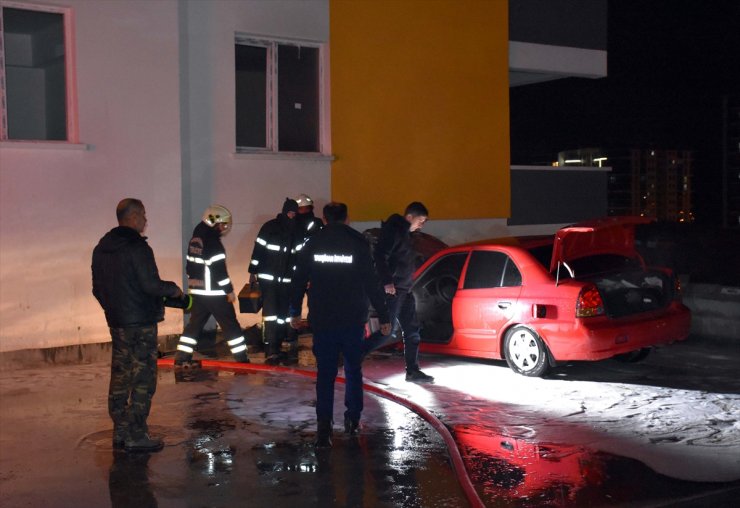 Kırıkkale'de park halindeki otomobilde çıkan yangın söndürüldü