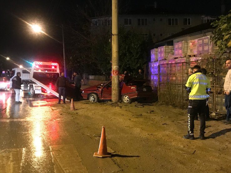 Sakarya'da beton direğe çarpan otomobilin sürücüsü hayatını kaybetti