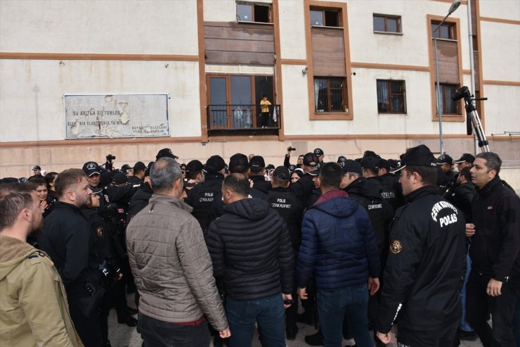 Şırnak'ta izinsiz basın açıklaması yapmak isteyen 21 kişi gözaltına alındı