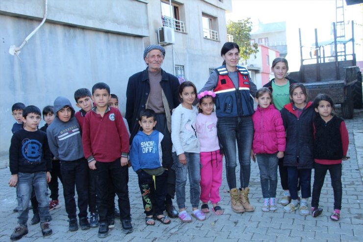 Şırnak'ta kadın astsubaylar kırsaldaki kadınlara KADES'i anlattı