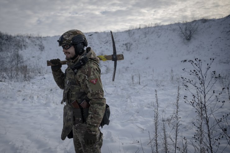 Ukrayna ordusu Ruslardan alınan bölgelerde mühimmat temizliyor