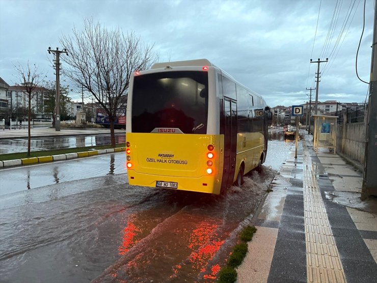 Aksaray'da kuvvetli rüzgar ve sağanak yaşamı olumsuz etkiledi