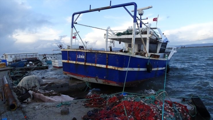 Balıkesir'de kuvvetli fırtına ve yağış hayatı olumsuz etkiledi