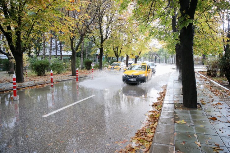 Eskişehir'de sağanak etkili oldu