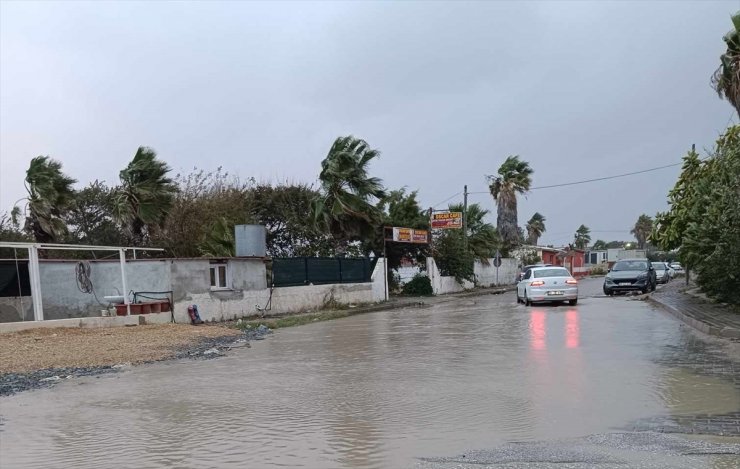 Hatay'da sağanak ve fırtına yaşamı olumsuz etkiledi