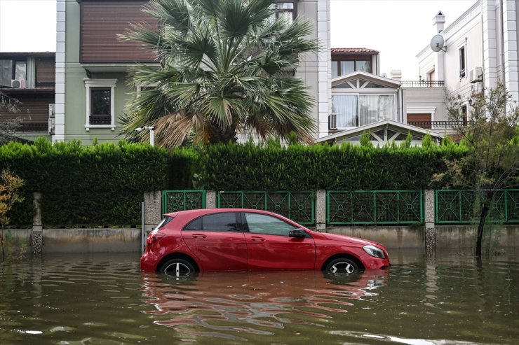 GÜNCELLEME 2 - İzmir'de deniz taştı, sokaklar su altında kaldı