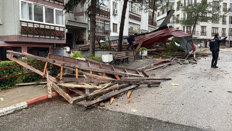 Karabük ve Düzce'de kuvvetli rüzgar ile kar yağışı