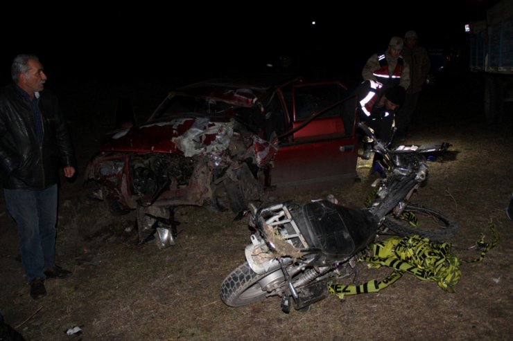 Kars'ta otomobille çarpışan motosikletteki iki genç hayatını kaybetti