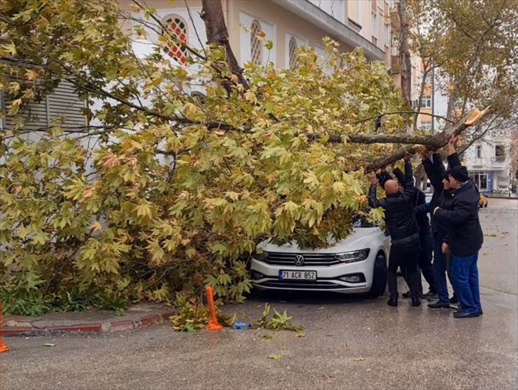 Kırıkkale ve Sivas'ta kuvvetli rüzgar ve sağanak etkili oluyor