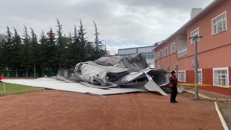 Kırşehir'de kuvvetli rüzgar nedeniyle kopan çatı stadın atletizm pistine düştü