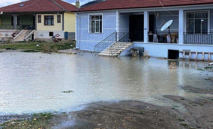 Konya'da şiddetli rüzgar ve yağış hayatı olumsuz etkiledi