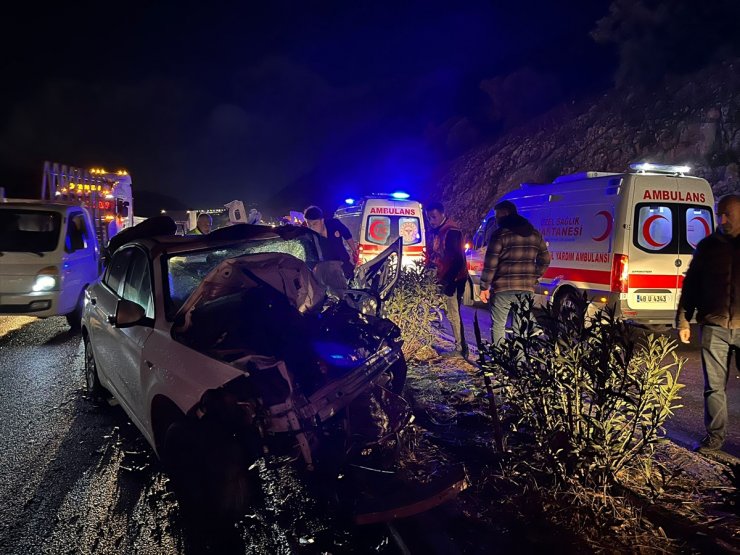 Muğla'da otomobille hafif ticari aracın çarpışması sonucu 1 kişi hayatını kaybetti