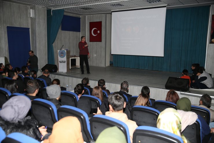 NASA'da görevli Türk astrofizikçi, Hakkari'de öğrencilerle söyleşi yaptı