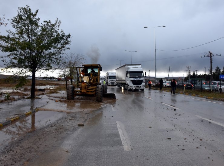 Sağanak nedeniyle kapanan Kırıkkale-Samsun kara yolu ulaşıma açıldı