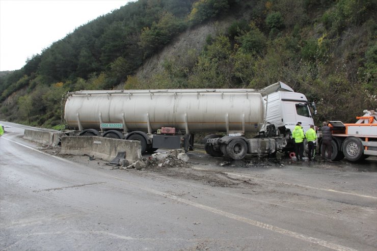 Sakarya'da makaslayıp beton bariyerleri kıran tanker ulaşımı aksattı