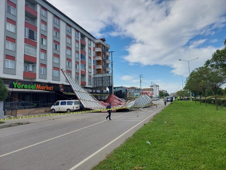 Samsun'da etkili olan şiddetli rüzgarda binanın çatısı uçtu