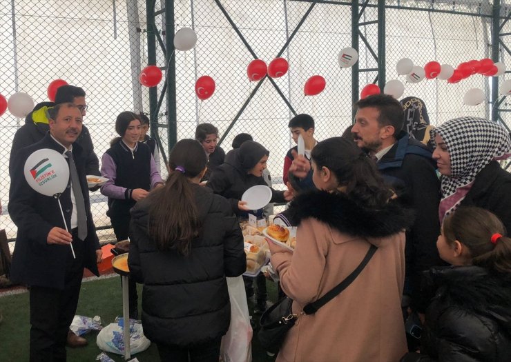 Ardahan'da öğrenci ve veliler Filistin'e destek amacıyla kermes düzenledi