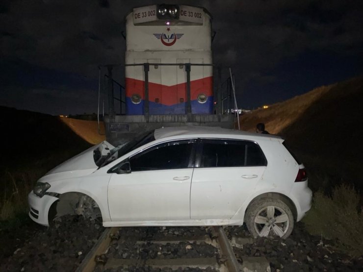 Diyarbakır'da hemzenin geçitte trenin çarptığı otomobildeki 5 kişi yaralandı