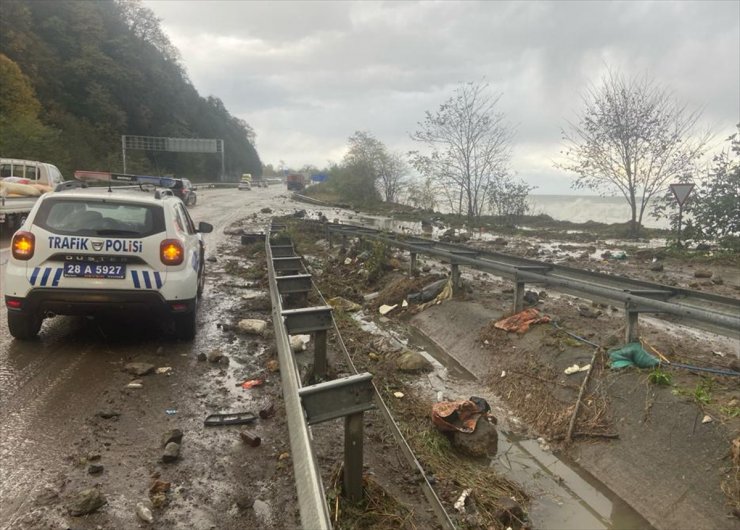 GÜNCELLEME 3 - Giresun'da fırtına sonucu yükselen dalgalar zarara yol açtı