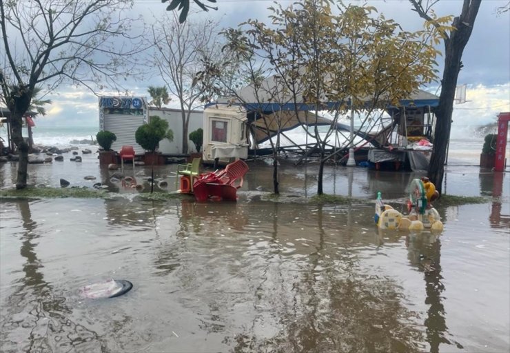 GÜNCELLEME - Giresun'da fırtına sonucu yükselen dalgalar zarara yol açtı