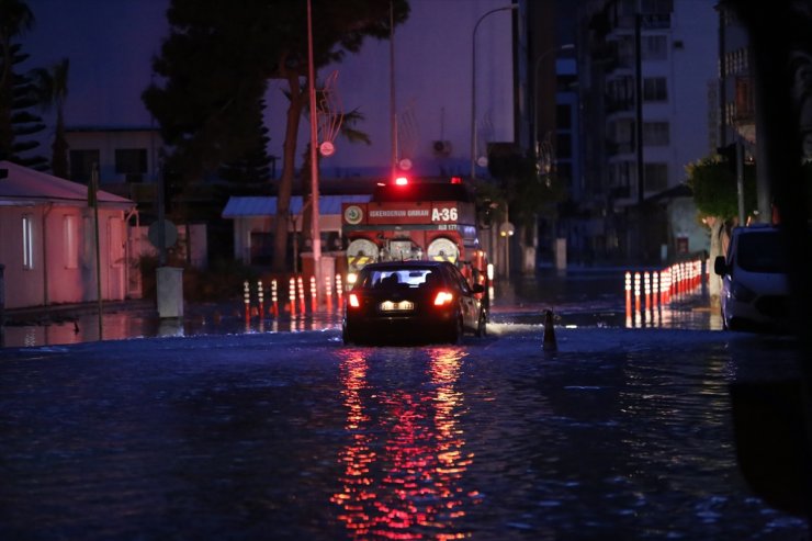 GÜNCELLEME - Hatay'ın İskenderun ilçesinde sağanak ve kuvvetli rüzgar hayatı olumsuz etkiledi