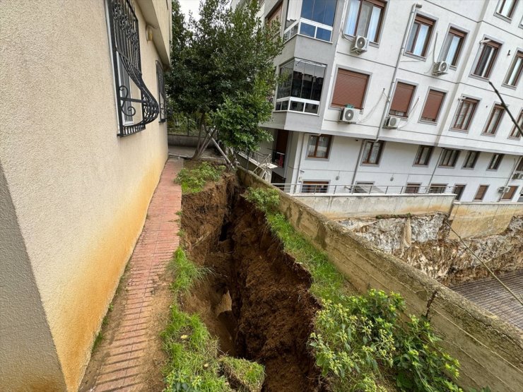 GÜNCELLEME - İstanbul'da toprak kayması nedeniyle 5 katlı bina tahliye edildi