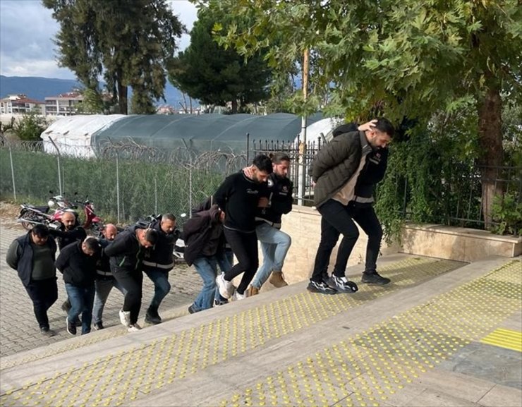 İzmir'de barın önünde çıkan silahlı kavgaya ilişkin 7 kişi gözaltına alındı