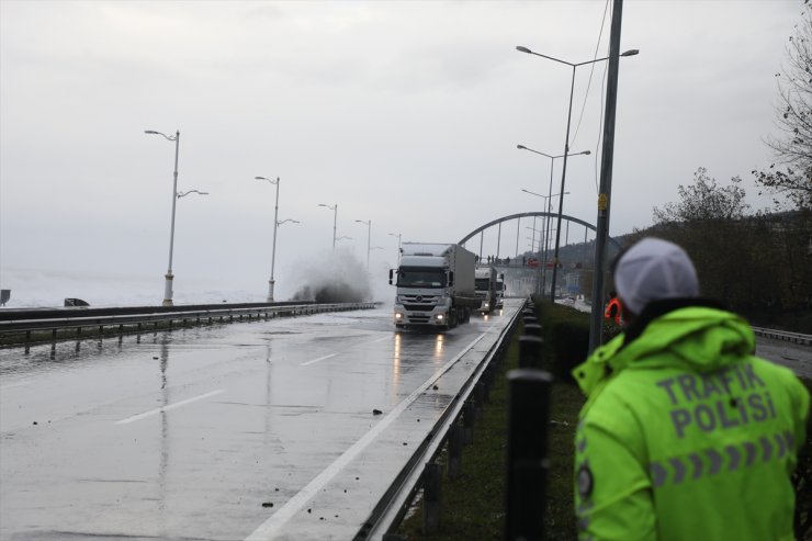 Karadeniz Sahil Yolu Çayeli-Trabzon istikameti ulaşıma kapatıldı