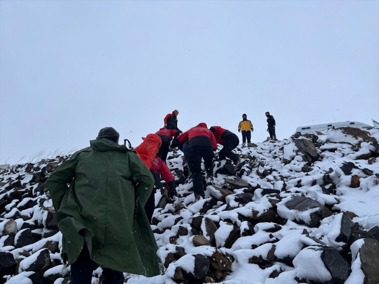 Kars'ta tipi nedeniyle yolunu kaybeden 2 çoban donmak üzereyken kurtarıldı