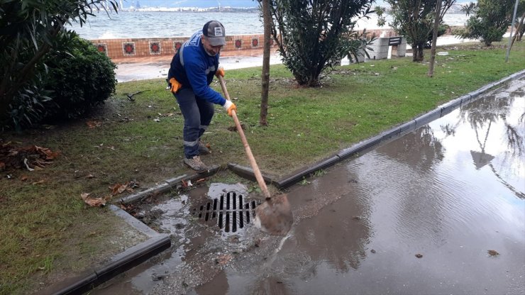 Kocaeli'de fırtına nedeniyle yükselen deniz seviyesi normale döndü