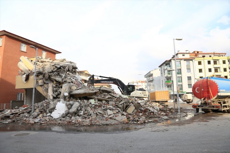 Malatya'da ağır hasarlı binaların yıkımı sürüyor