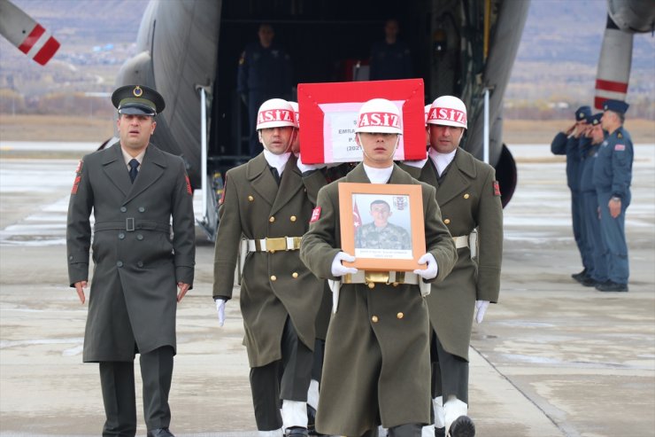 GÜNCELLEME - Pençe-Kilit Operasyonu'nda şehit olan Emrah Gündüz, Erzincan'da son yolculuğuna uğurlandı