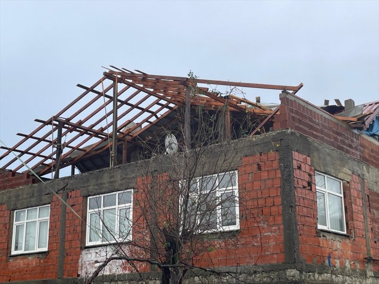 Rize’de fırtına nedeniyle oluşan dev dalgalar Karadeniz Sahil Yolu'na ulaştı