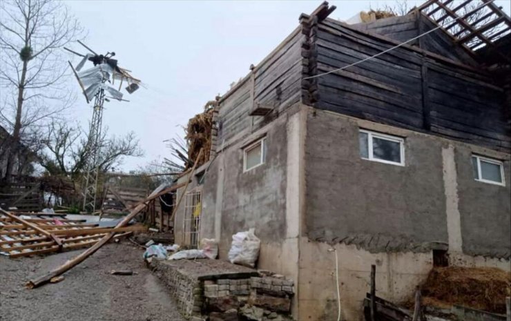 Samsun'da şiddetli rüzgar çatıları uçurdu