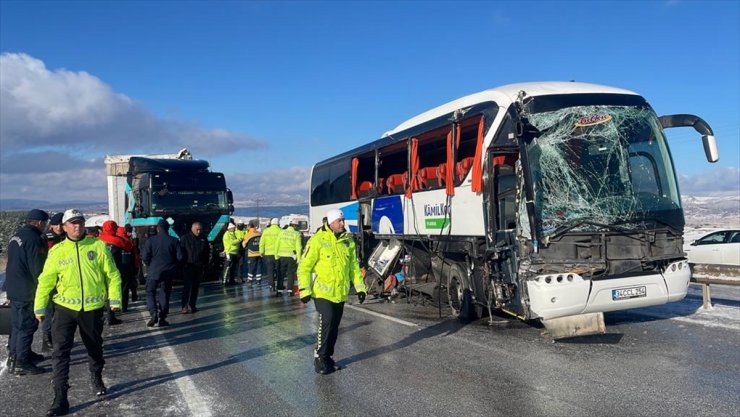 Sivas'ta yolcu otobüsü ile tırın çarpıştığı kazada 1 kişi öldü, 2 kişi yaralandı