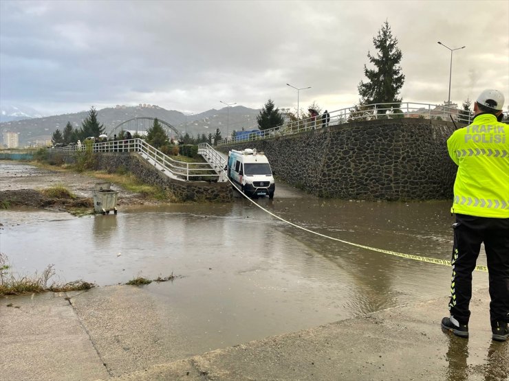 Trabzon'da dalgaların fırtınayla yükselmesi sonucu 5 askeri personel yaralandı